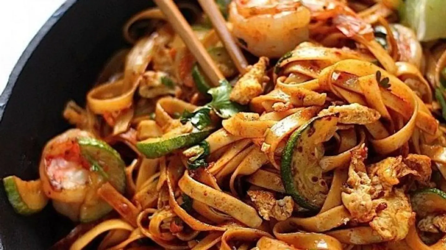 نودلز هاكا بالدجاج