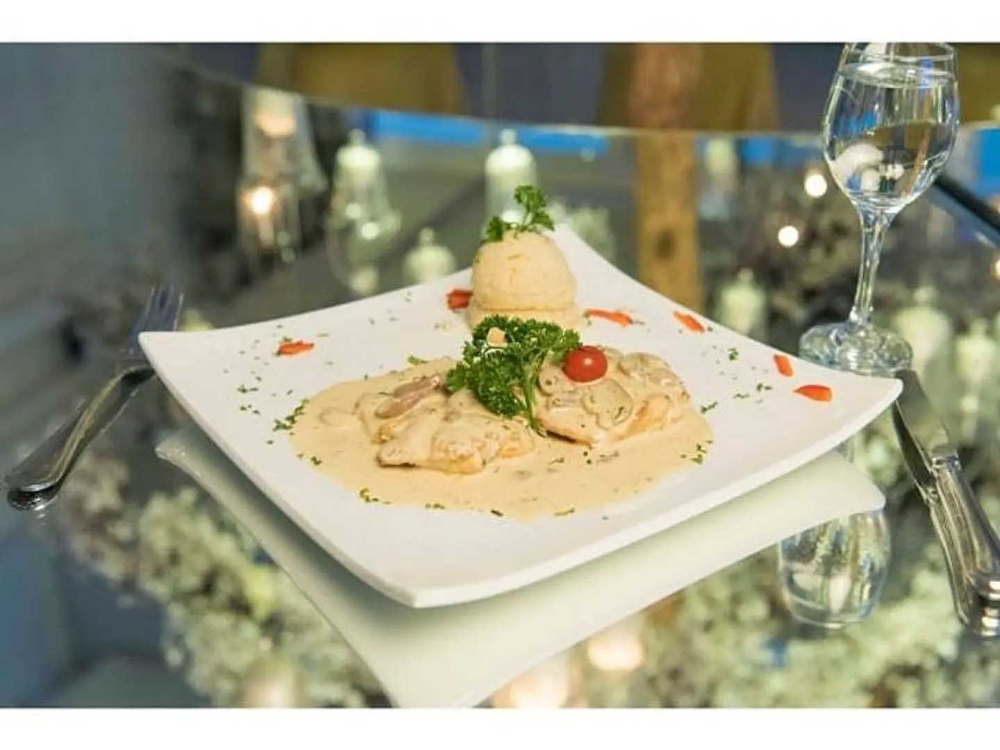 صدور الجاج المشوى مع صوص الكريمه والمشروم