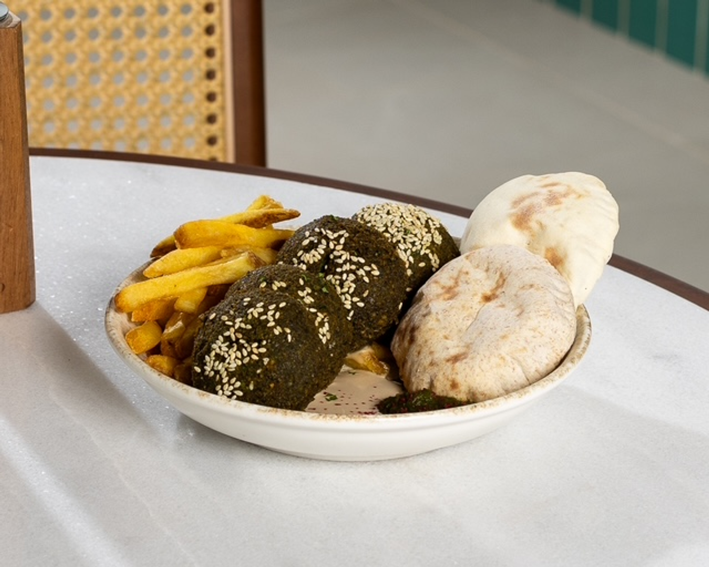 حبات فلافل مع صوص الطحينة