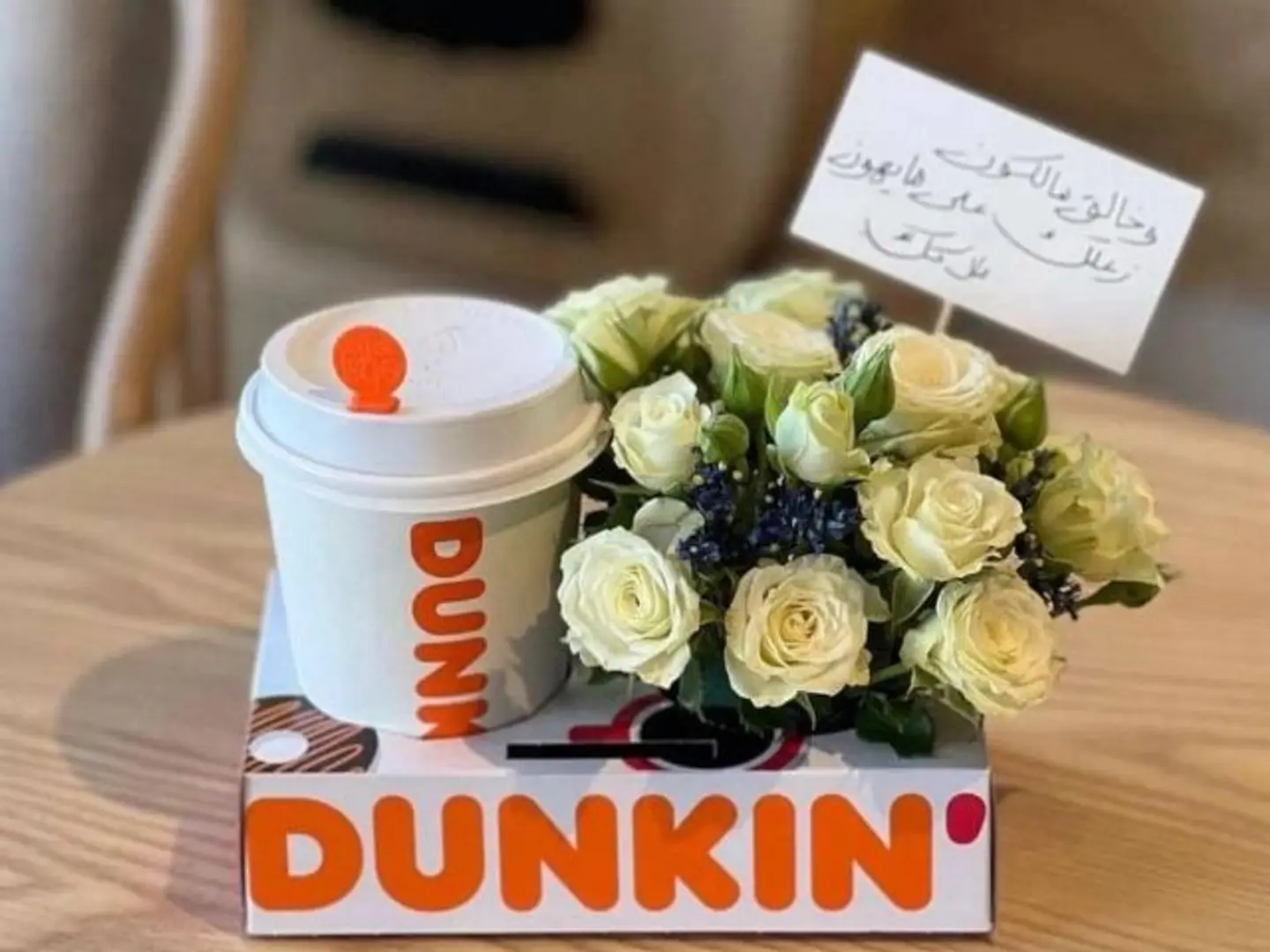 تنسيق ورد ابيض مع قهوة