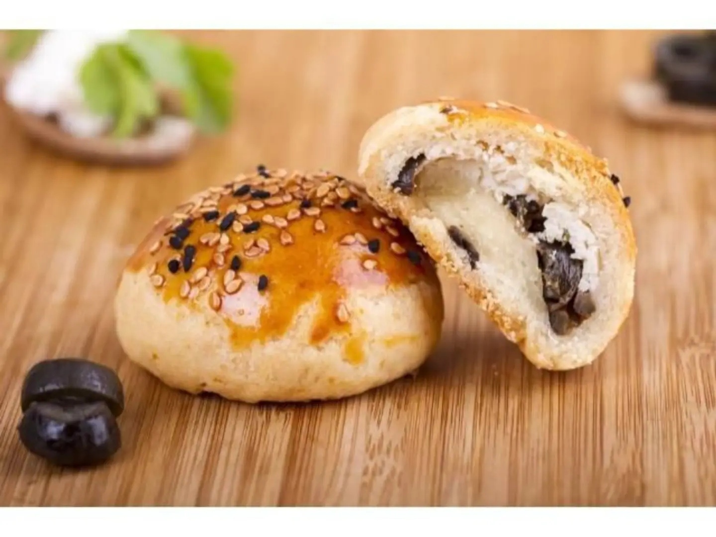 جبن بالزيتون
