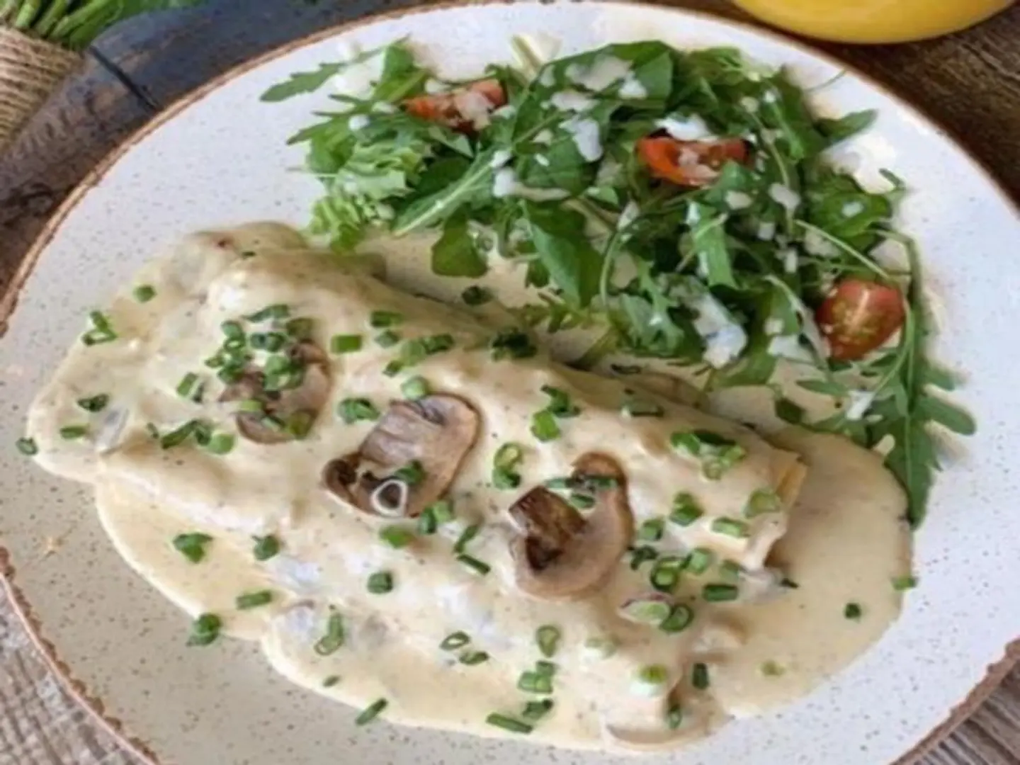 ساندوتش كريب دجاج مع صوص مشروم