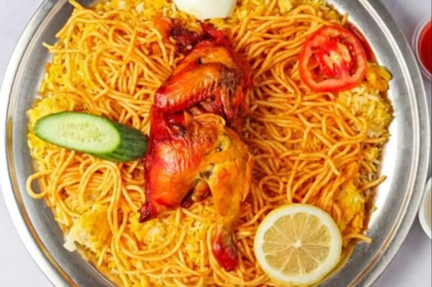 نصف حبة دجاج كوزي مع المكرونة و البيض