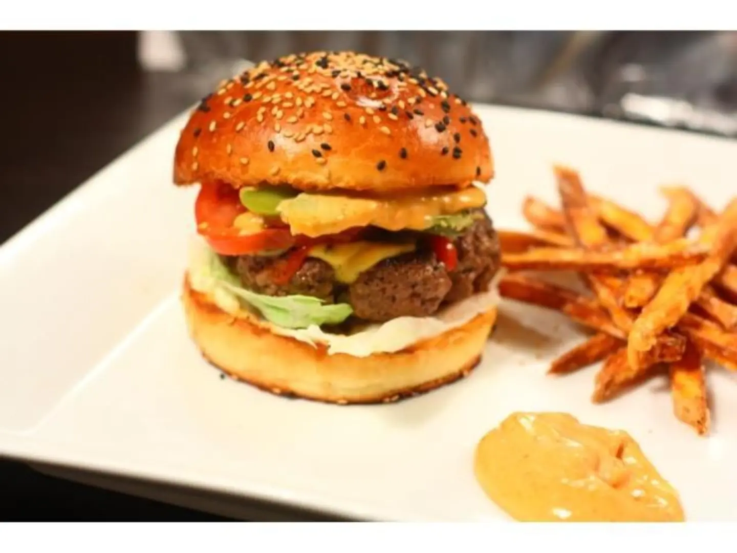 برجر لحم بقري مقرمش دبل