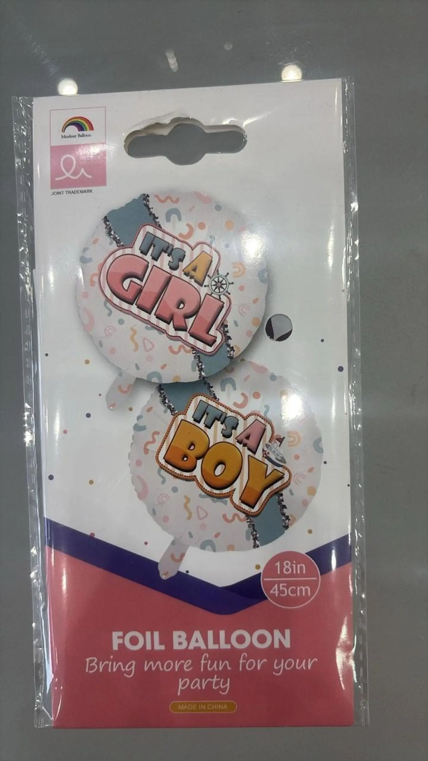 طفلة رضيعة مع الهيليوم