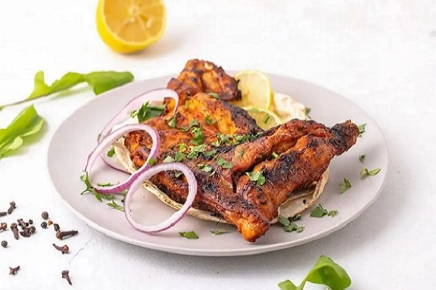 نص حبة دجاج مشوي على الفحم بدون رز