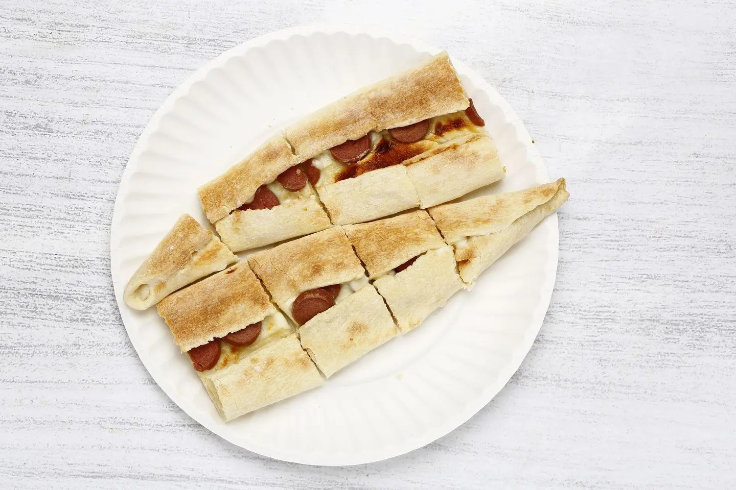 فطيرة نقانق بالجبن