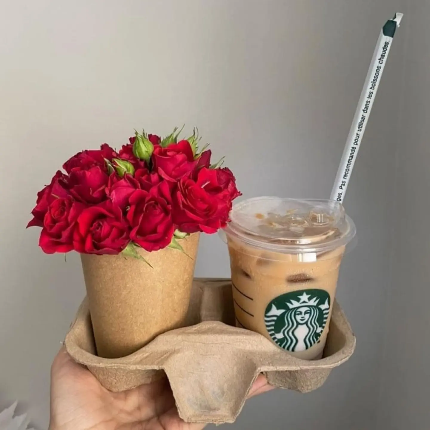 كوب ورد مع قهوة