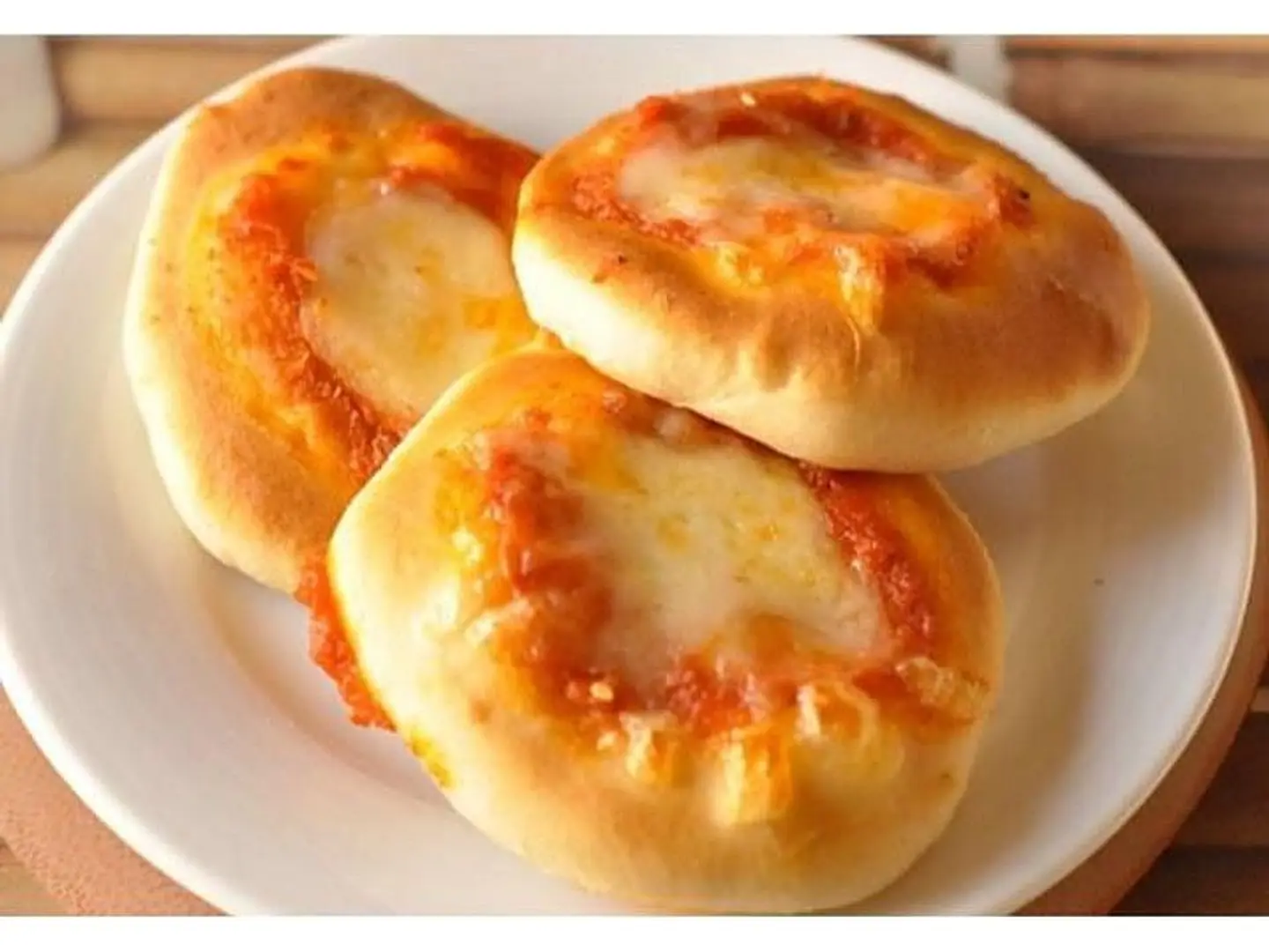 فطائر محمرة بالجبن