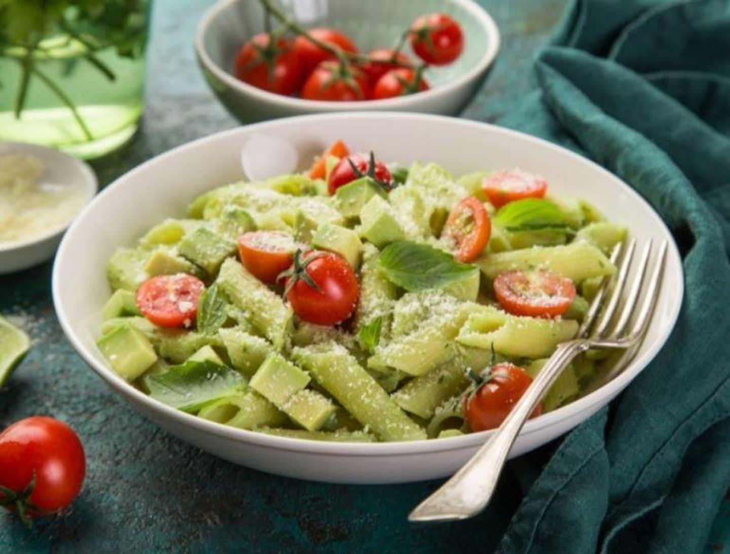 Salad With Avocado Sauce