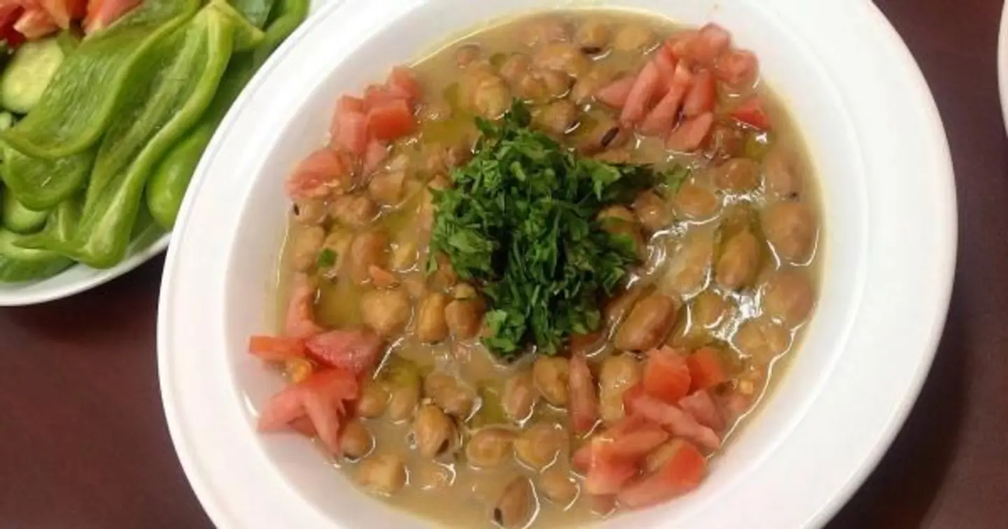 فول بالزيت مع الحمص