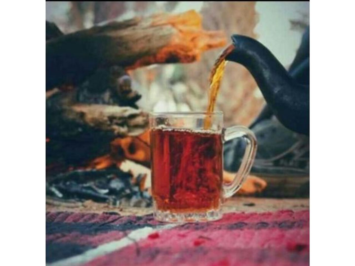 كوب شاي أحمر