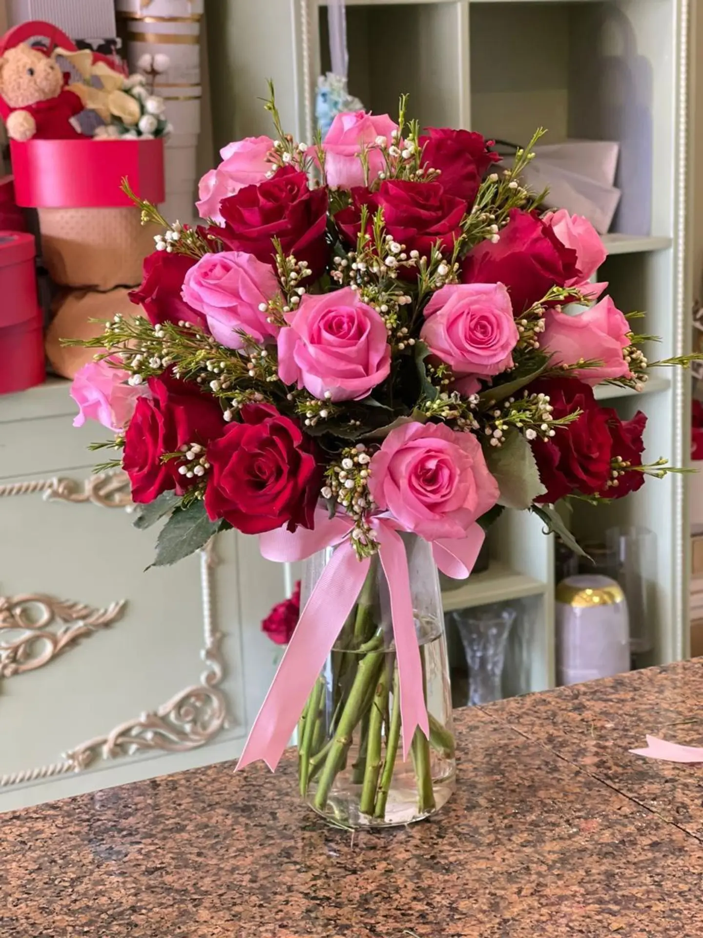 20 Lite Pink Roses And Red Roses With Vase