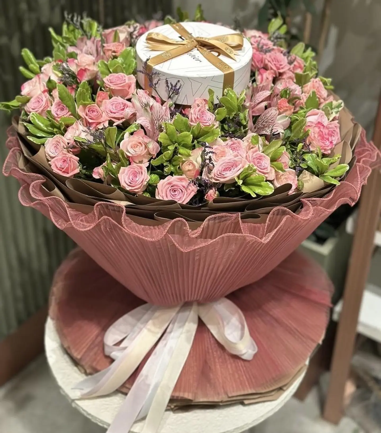 بوكيه ورد مع شوكولاتة ليفو