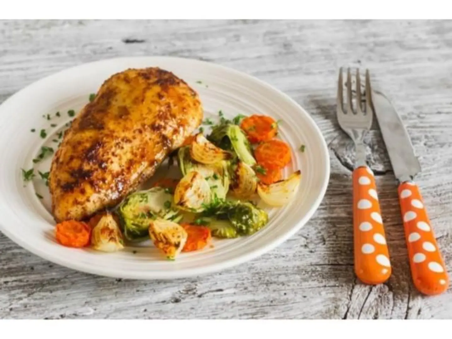 نصف حبة دجاج مع خضار بالفرن مع الرز