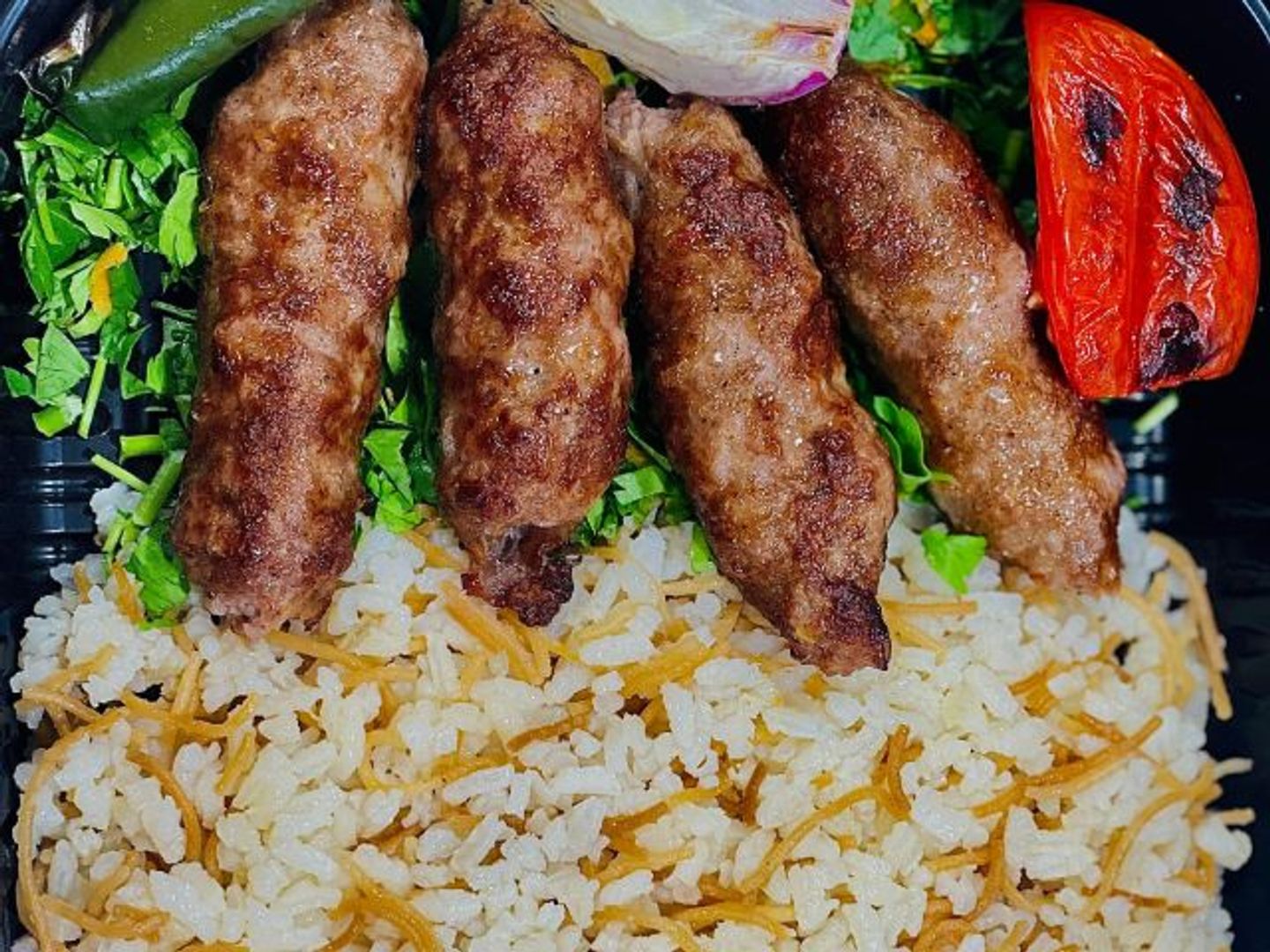 وجبة كفتة مع أرز بالشعرية