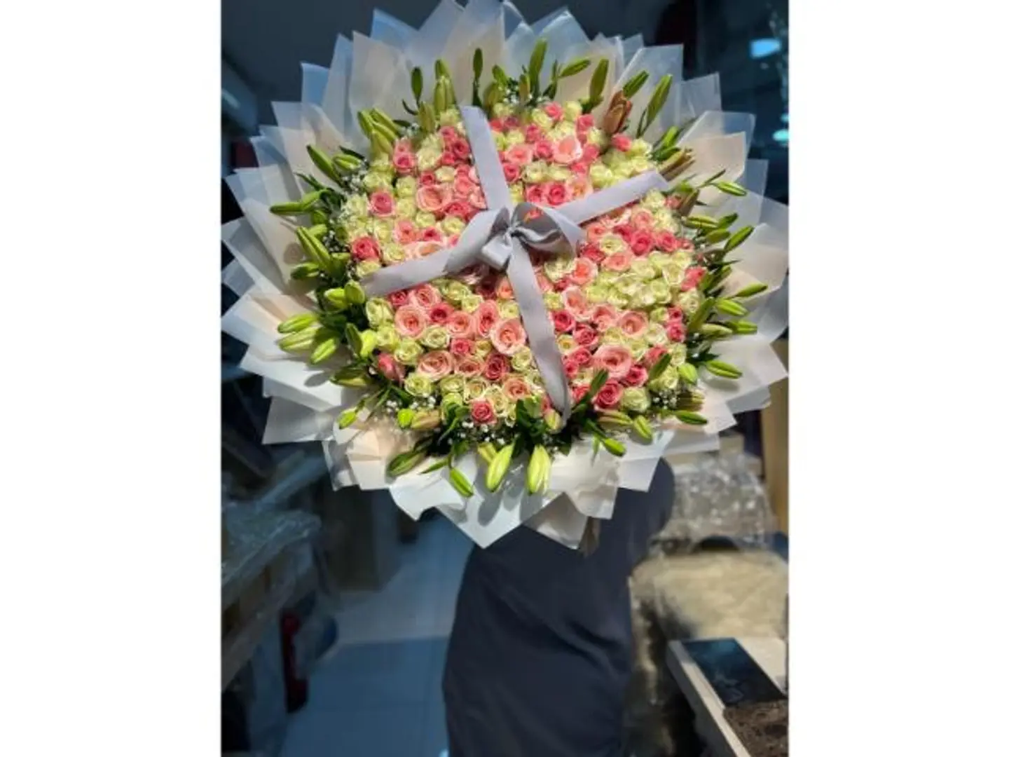 A Bouquet Of 250 Roses With Yam Branches