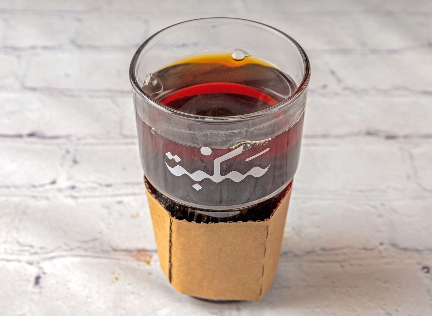 كوب شاي أحمر