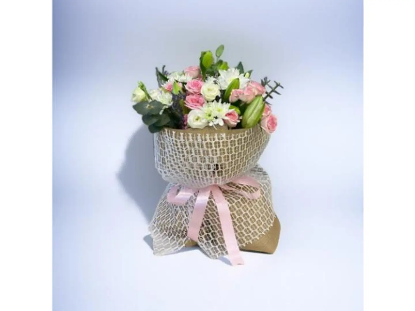 باقة ورد أنيقة برونق ريفي