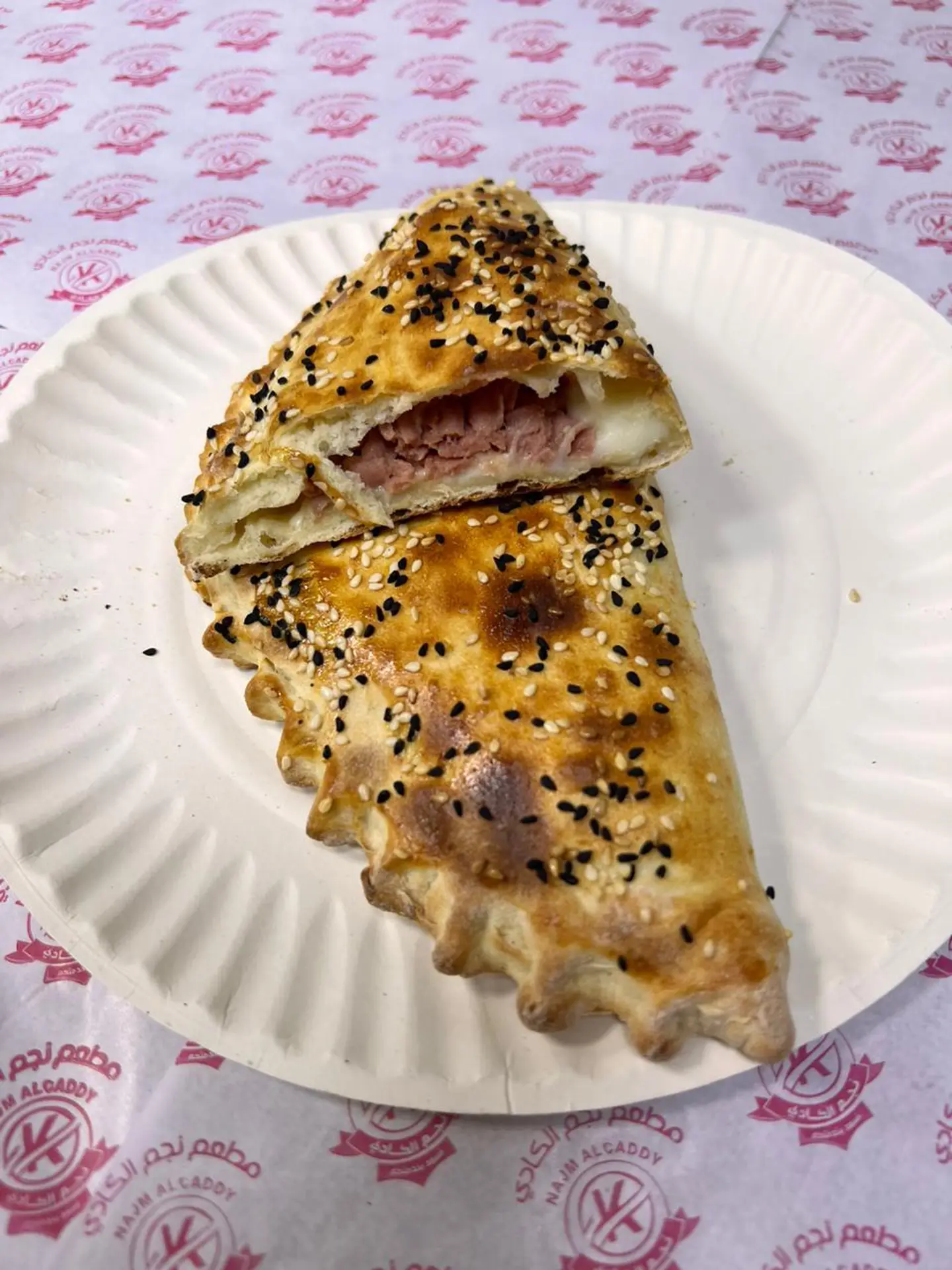 فطيرة مرتديلا بالجبنة السائلة