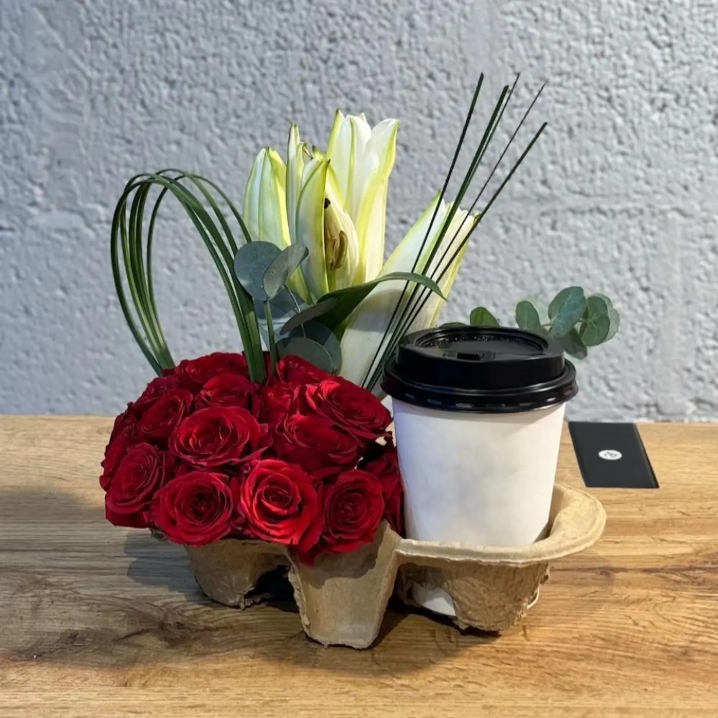 ورد وقهوة بتنسيق مميز