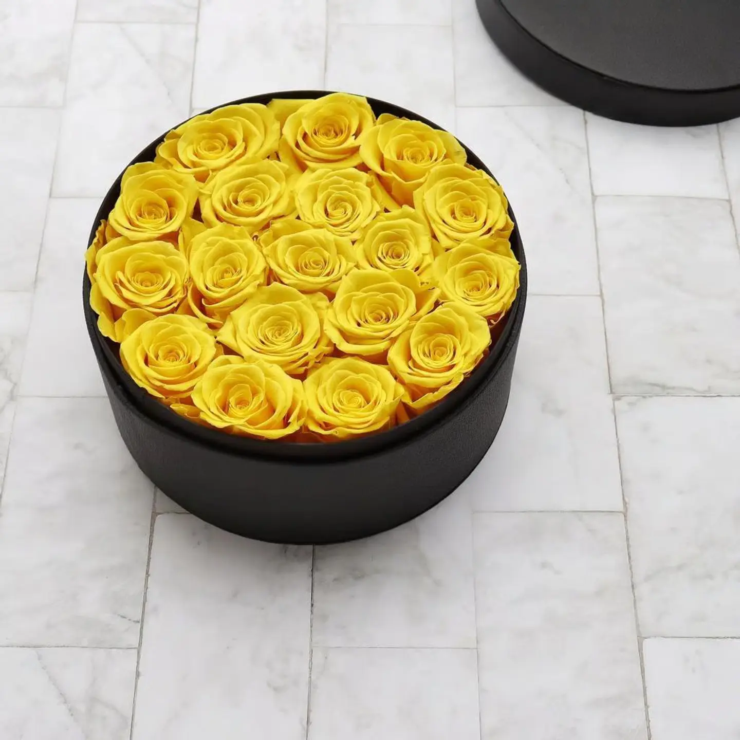 بوكس مع ورد جوري اصفر