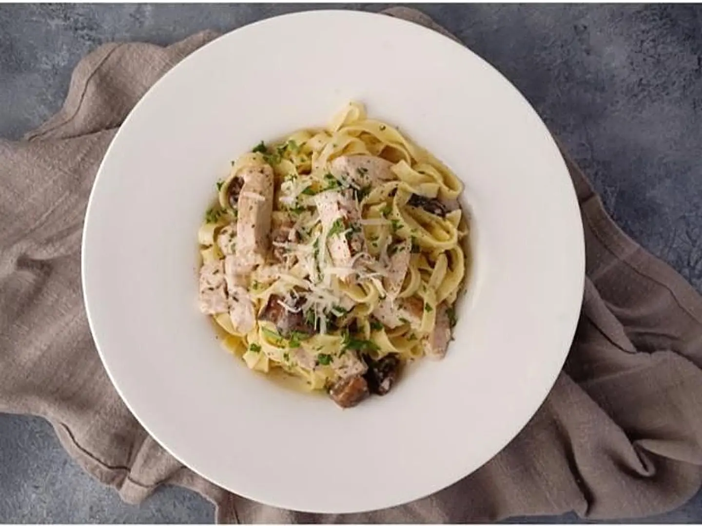 Fettuccine Alfredo With Chicken And Mushrooms