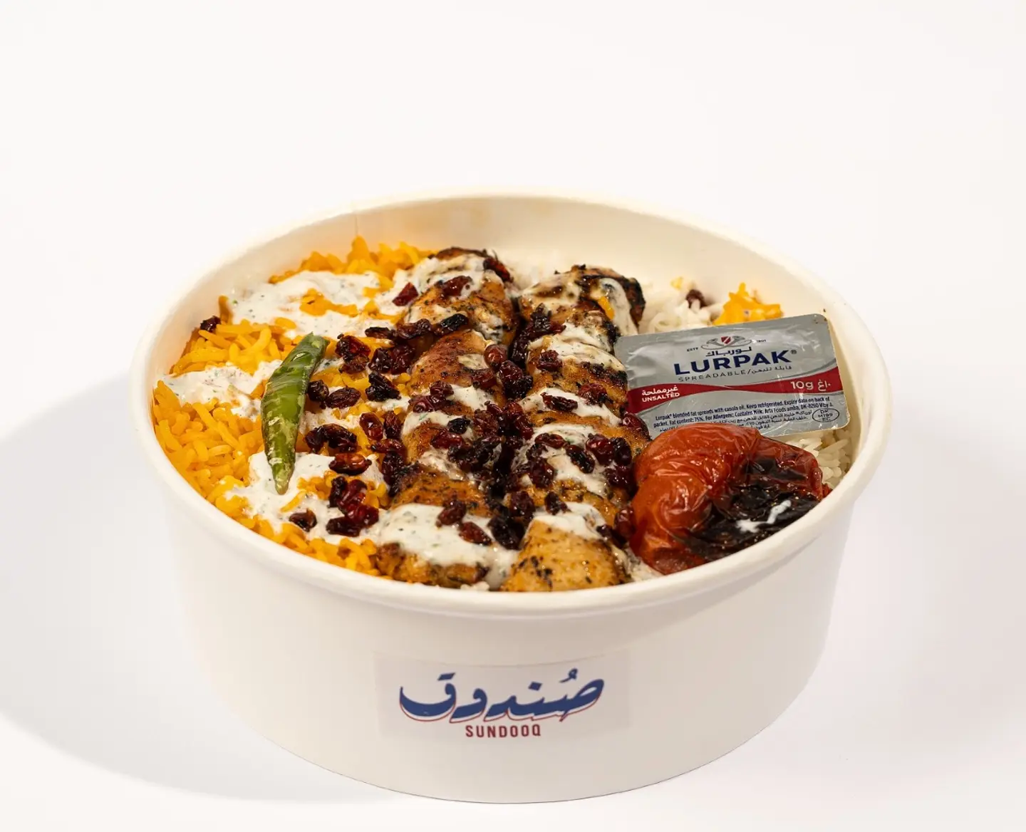 رز صندوق يقدم مع دجاج مشوي