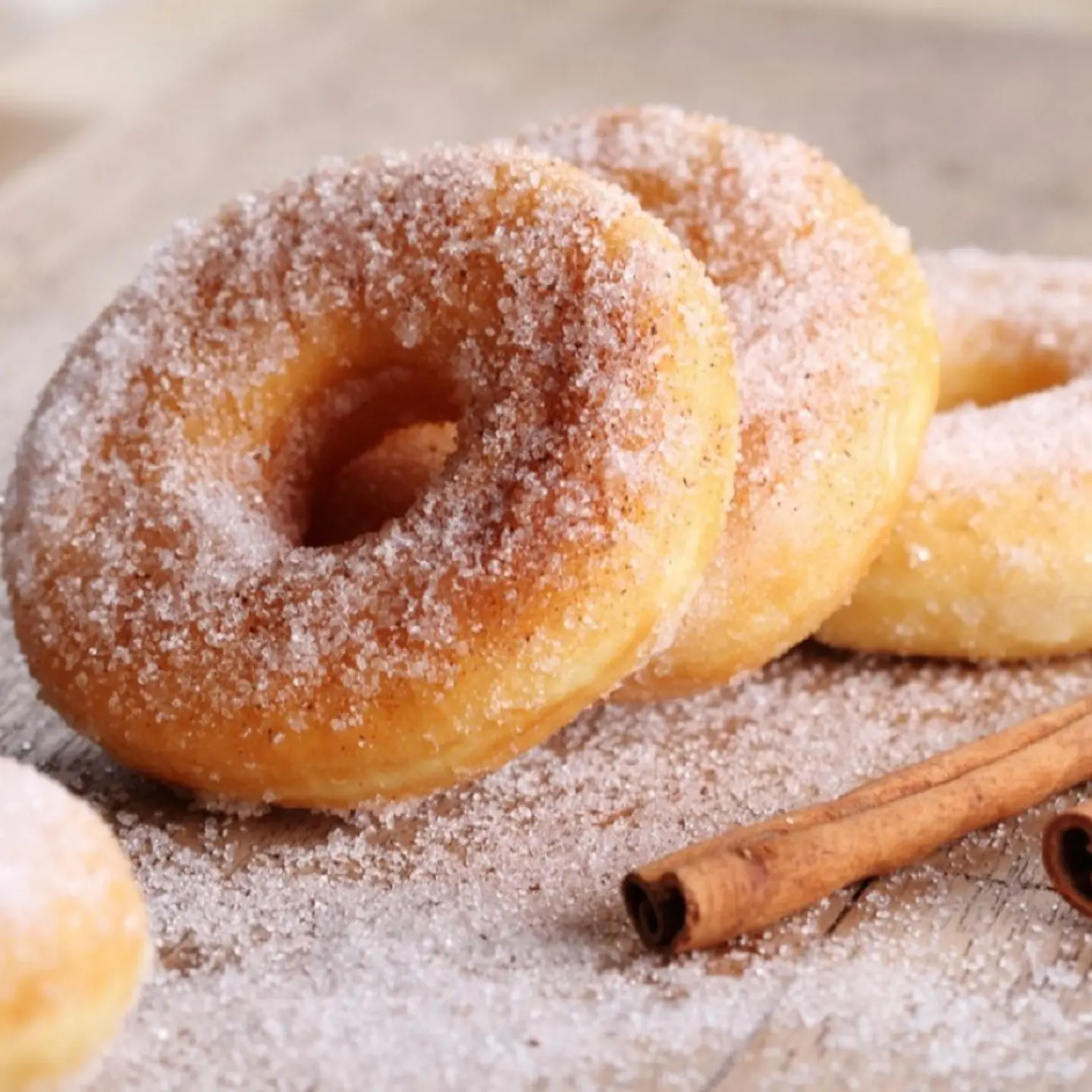 دونات تفاح قرفه