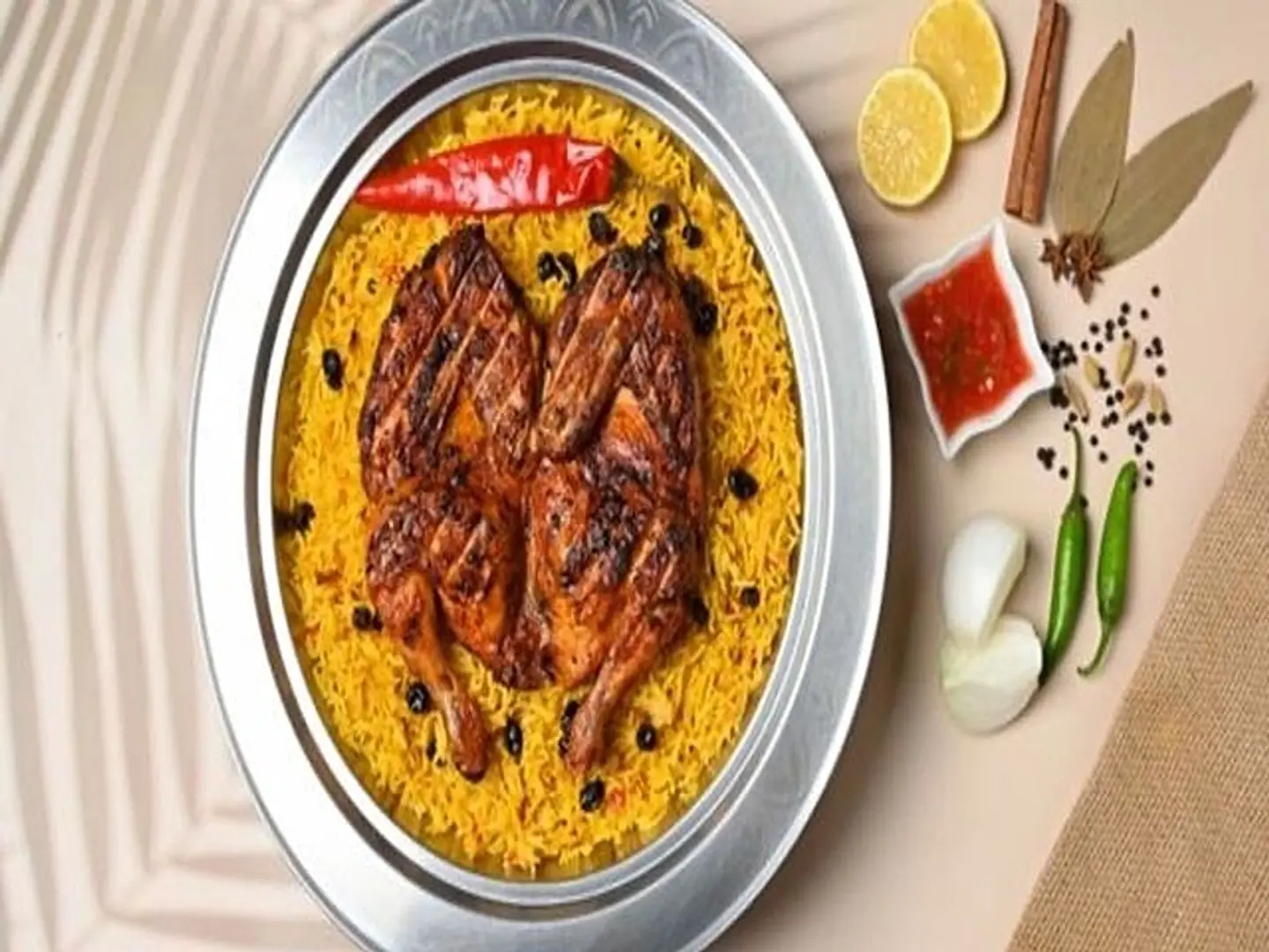 حبة دجاج على الفحم مع رز بخاري