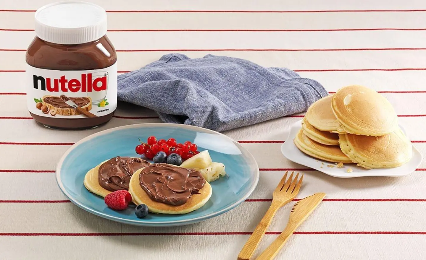 نوتيلا و بان كيك و فاكهة واحدة