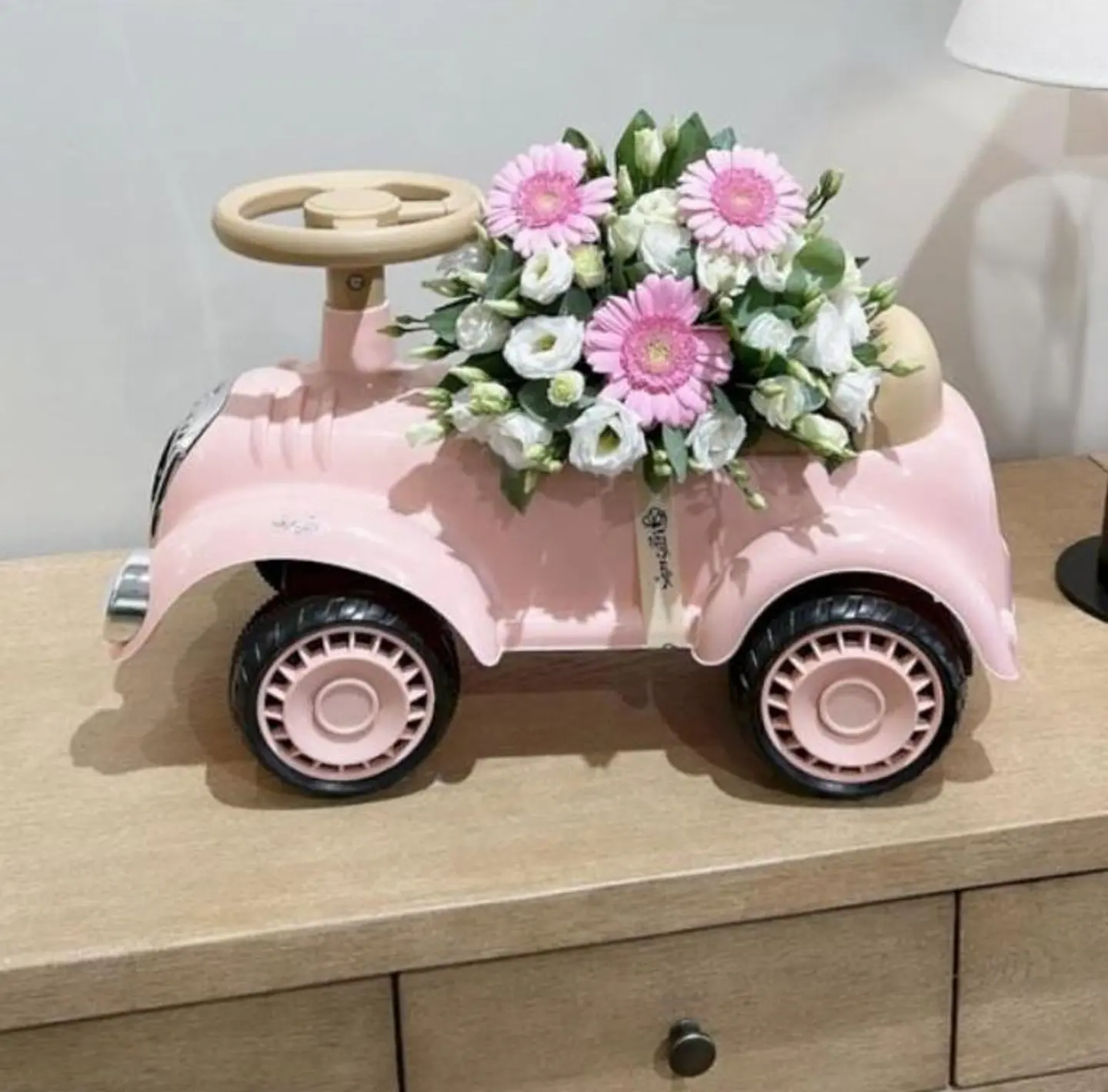 هدية مولودة سيارة وورد