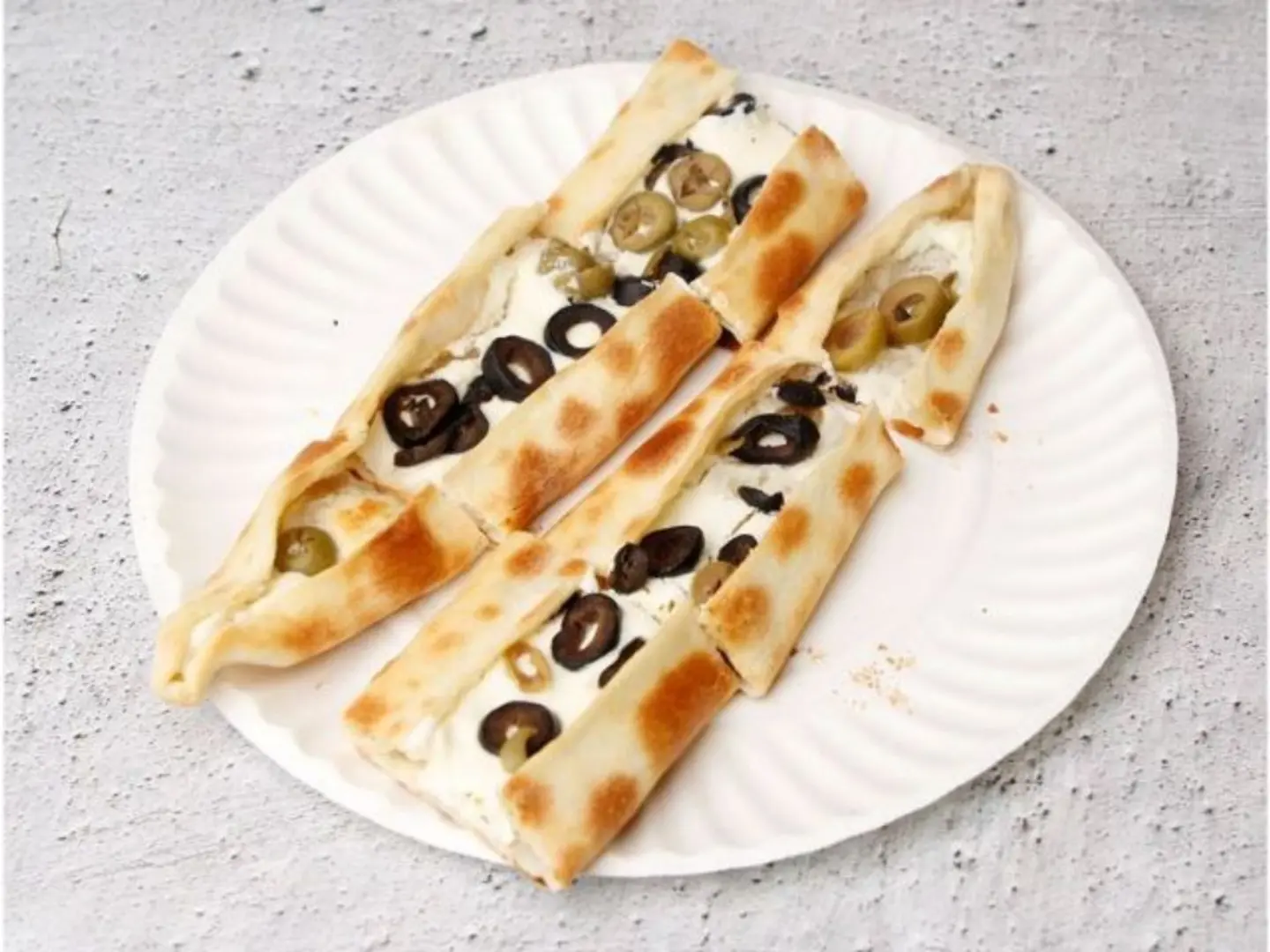 فطيرة لبنة و جبنة بالزيتون