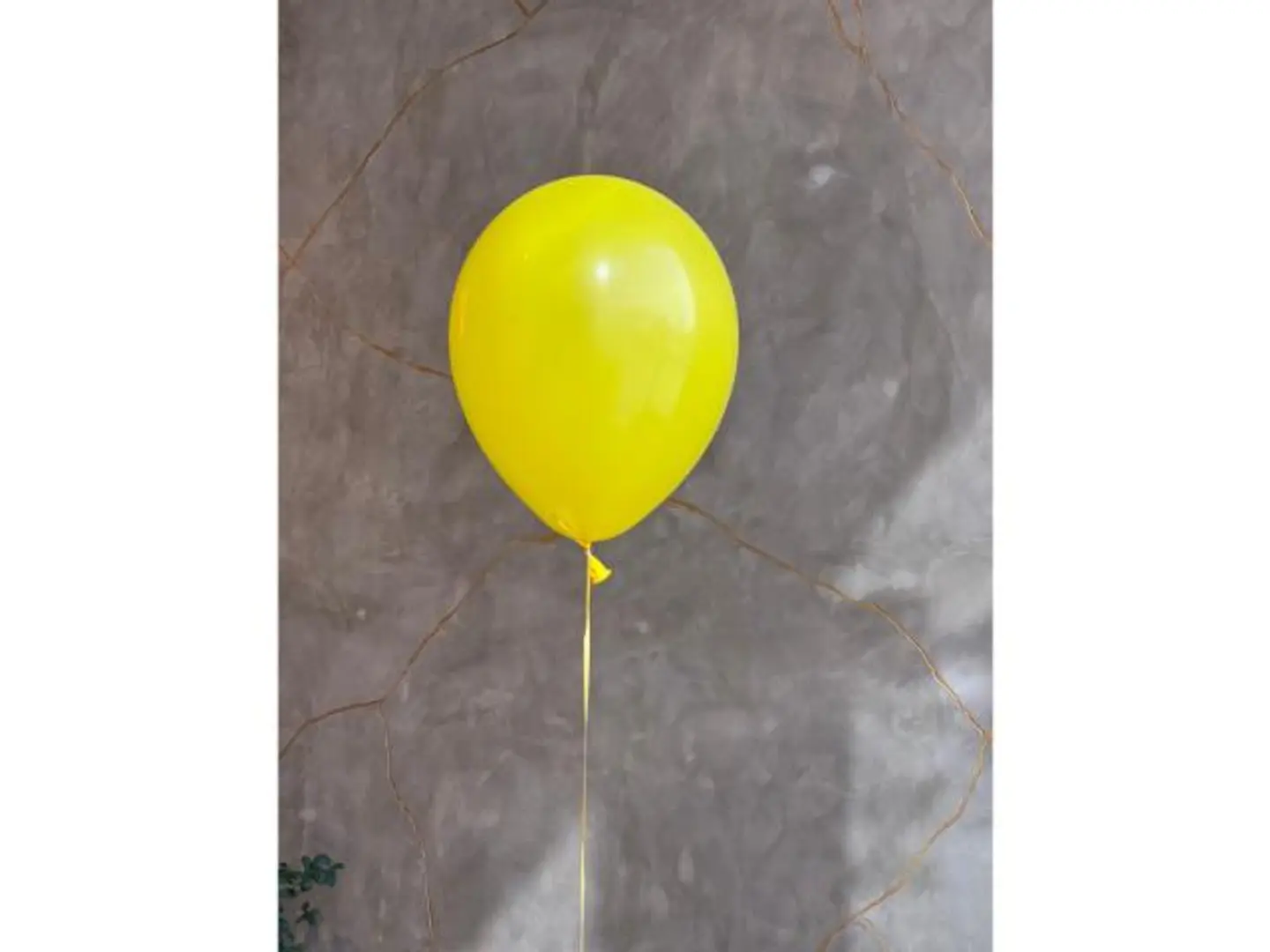 بالون اصفر فاتح