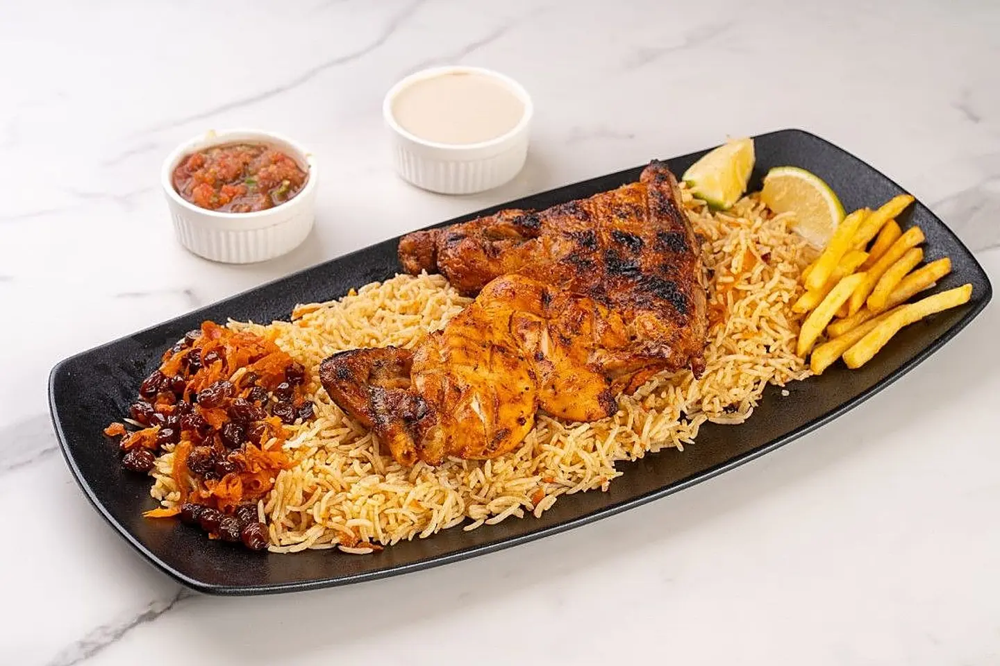 نص دجاج على الفحم مع رز بخاري