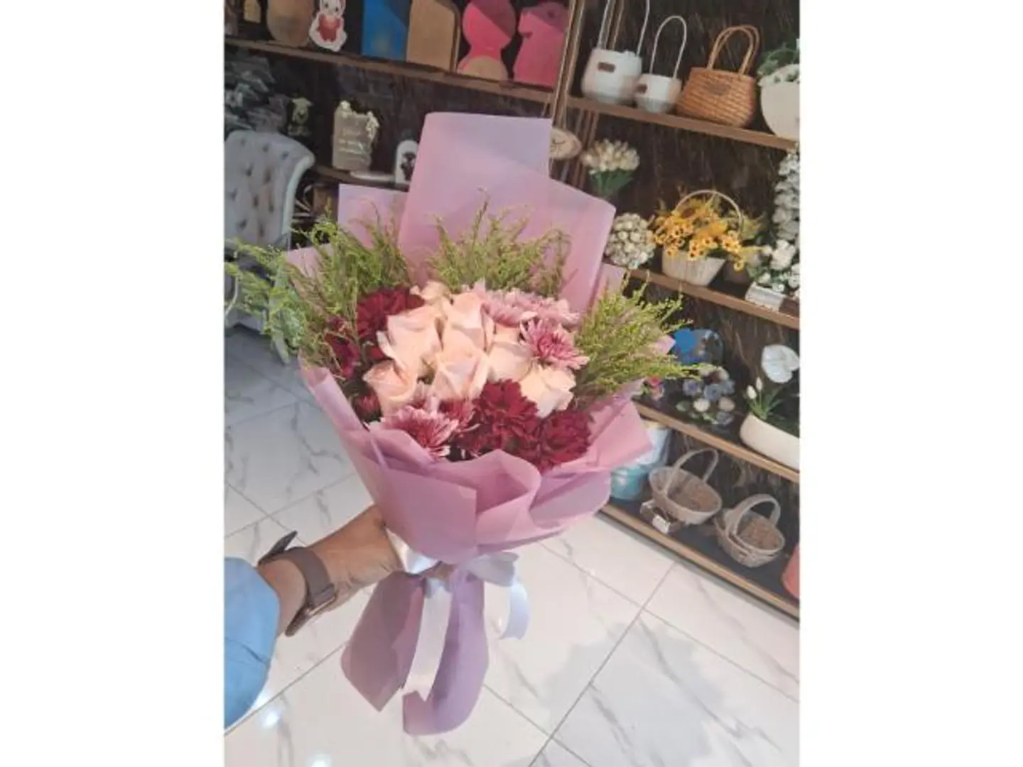 باقة ورد جوري ملون مع خضار رقم ٣٠٠٠