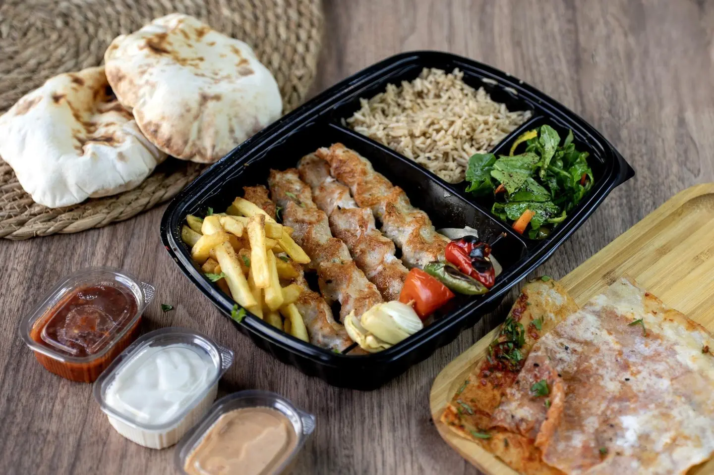 كباب دجاج مع رز وبطاطس