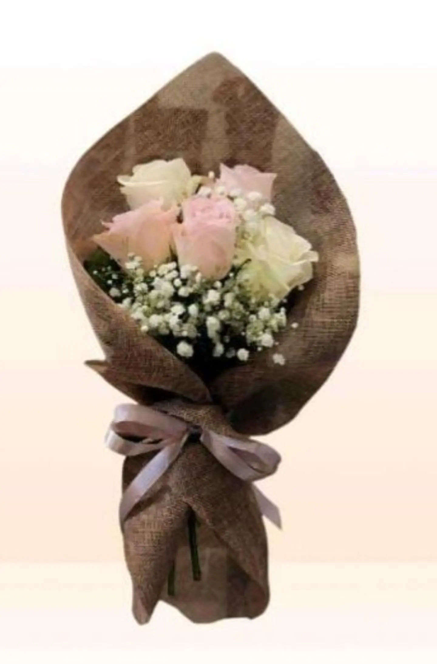 باقه ورد جوري وردي وابيض مع اكسسوارات