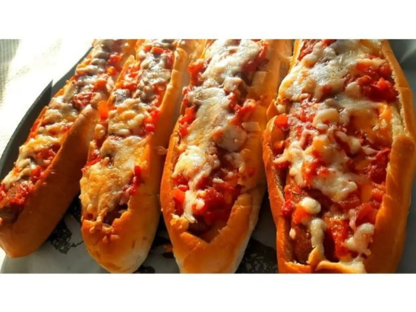 نقانق مشوي بالجبنة