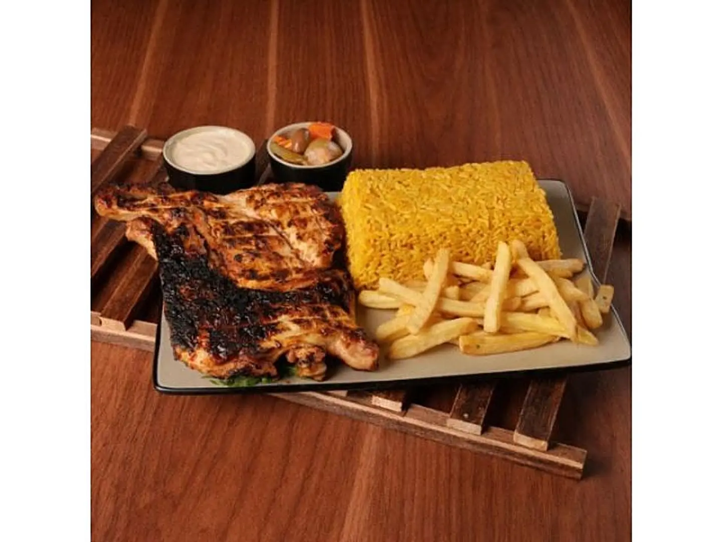 وجبة نص دجاج مشوي على الفحم