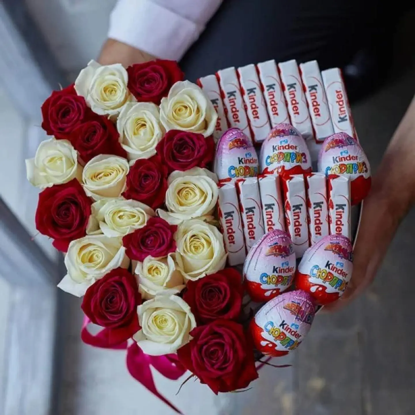 تنسيق ورد وشوكولا كيندر الفاخر