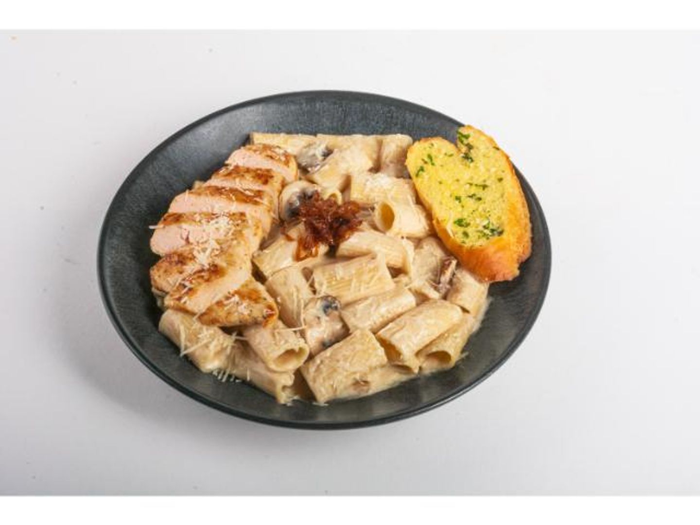 ريجاتوني بالدجاج والبصل