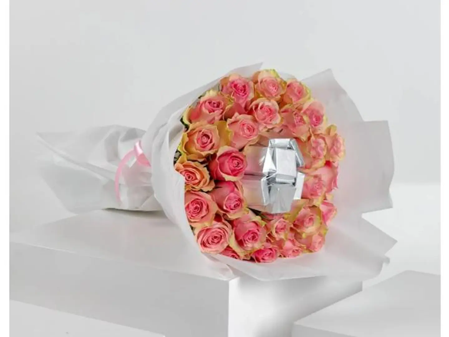 باقة الجوري الوردي مع باتشي