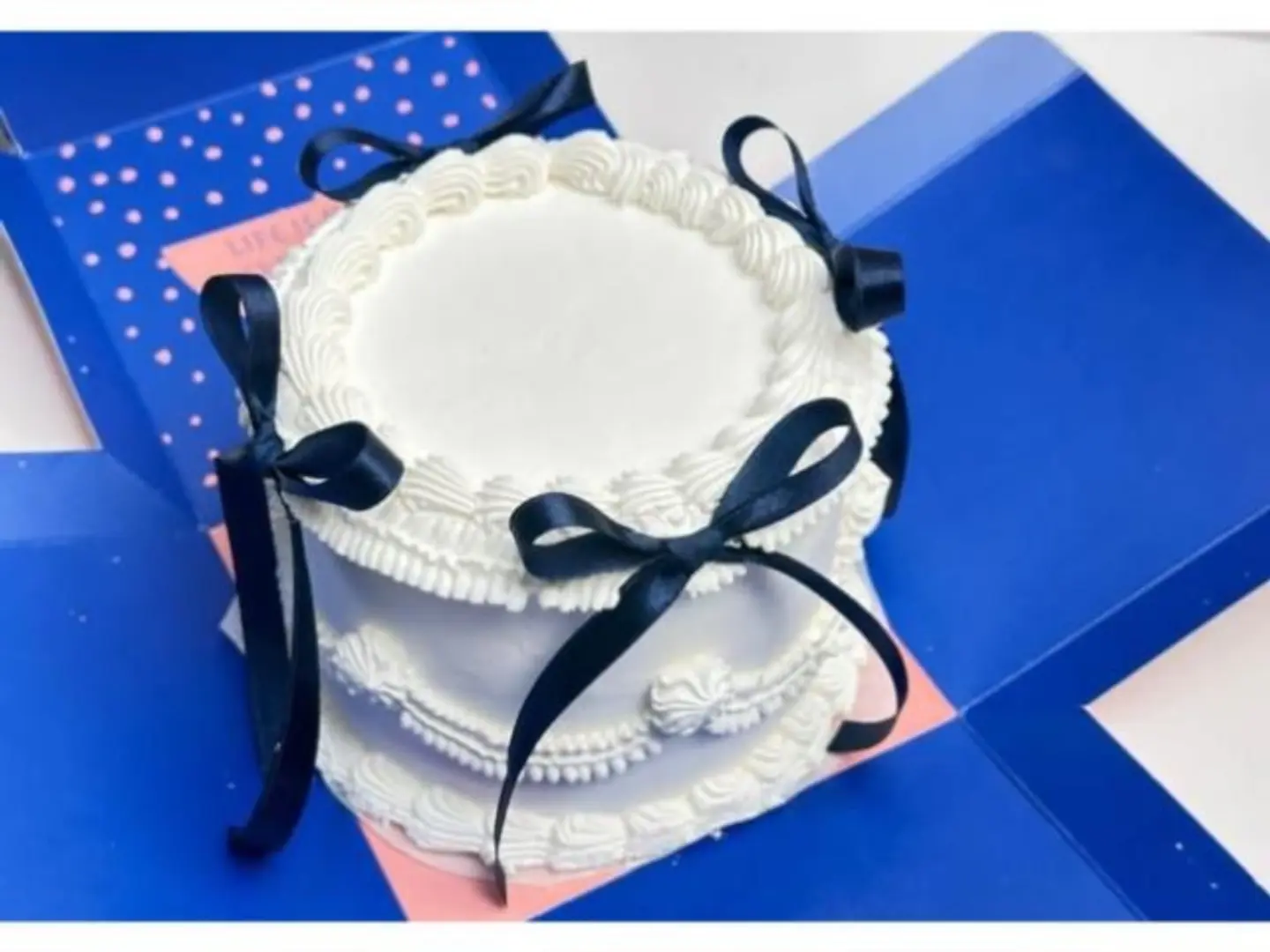 كيك فيكتوريا ريبون ازرق