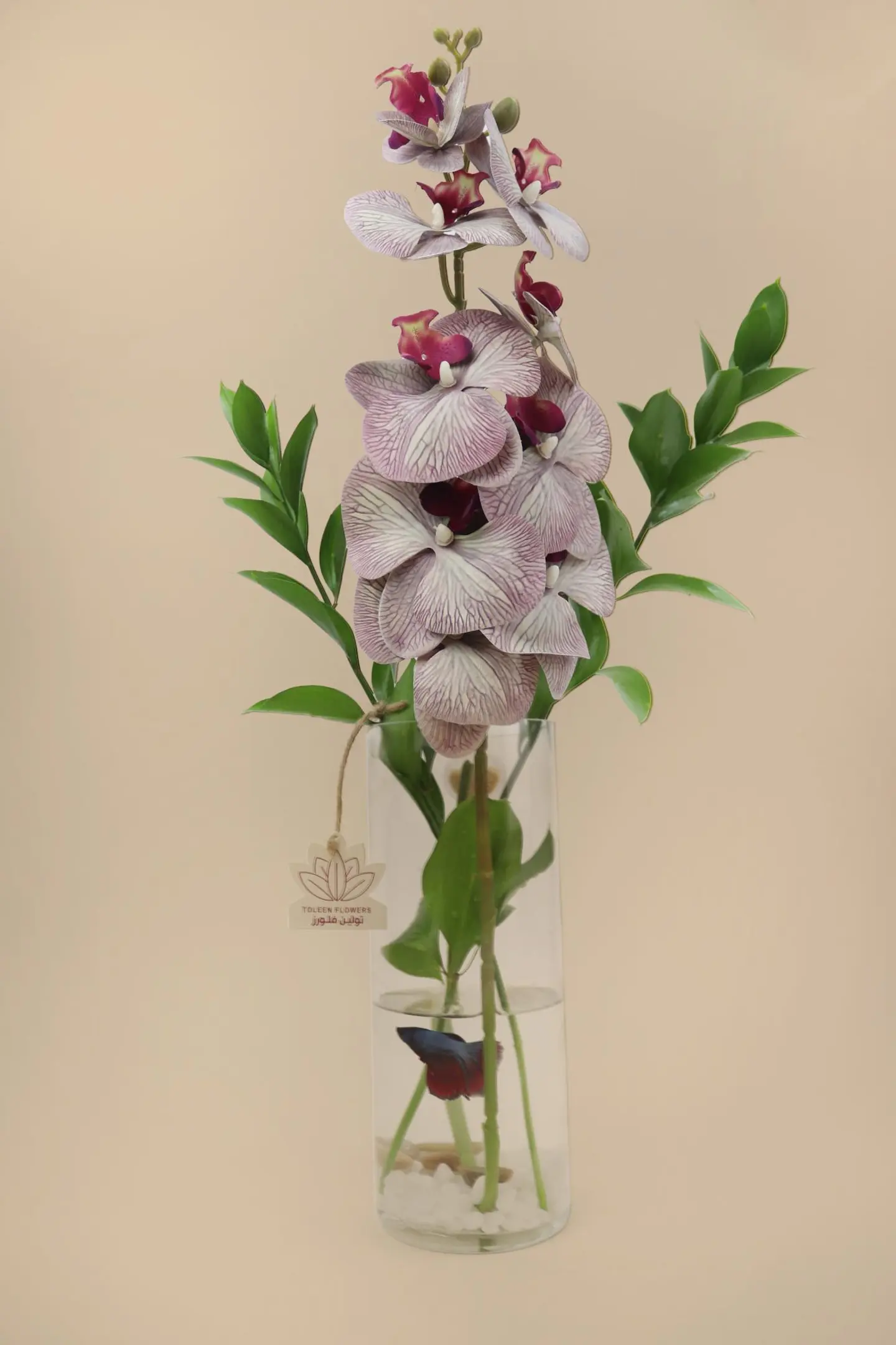 ورد صناعي مع سمكة فايتر