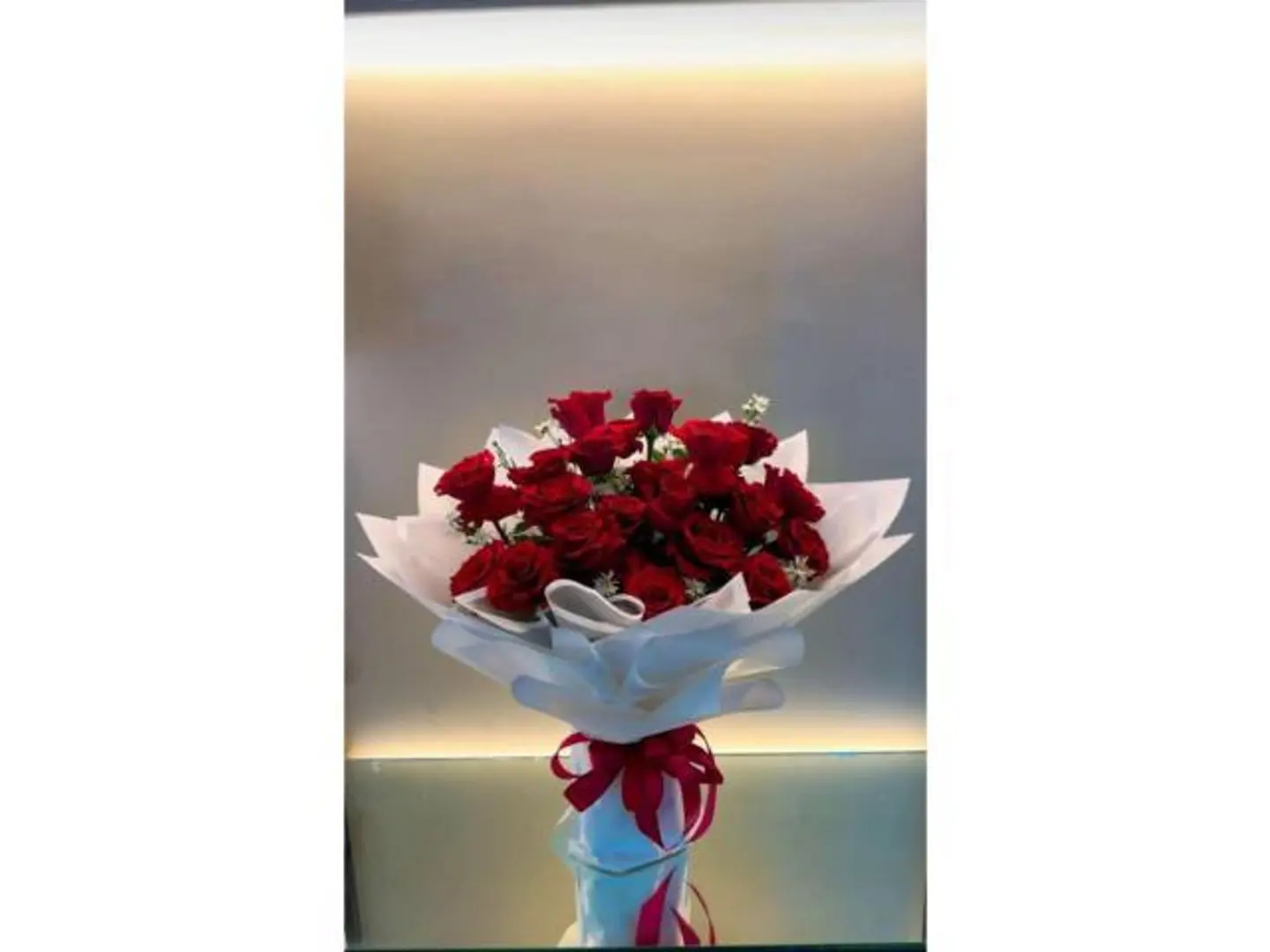 زهور حمراء مع تزيين ابيض