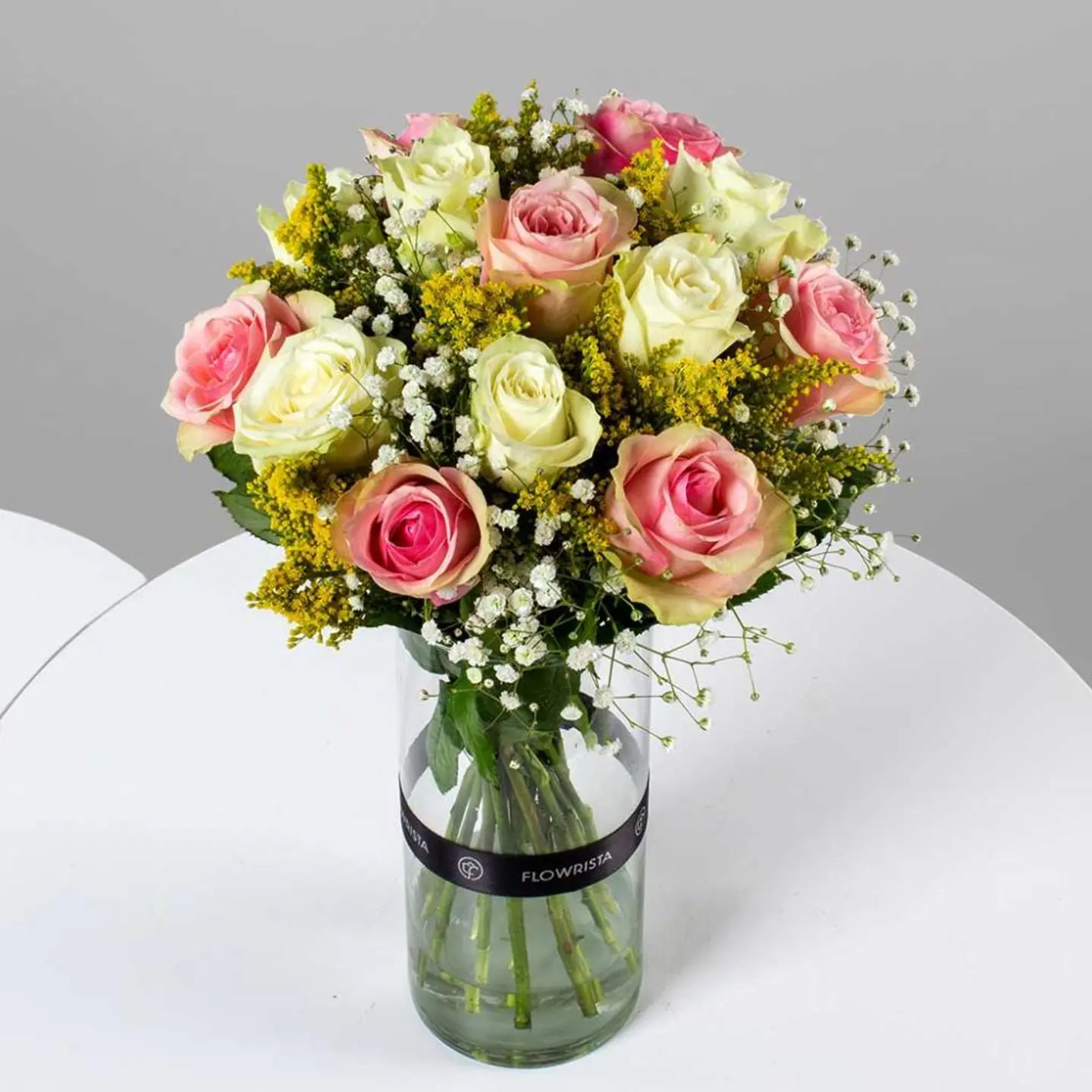 مزهرية أنيقة بورود بيضاء ووردية