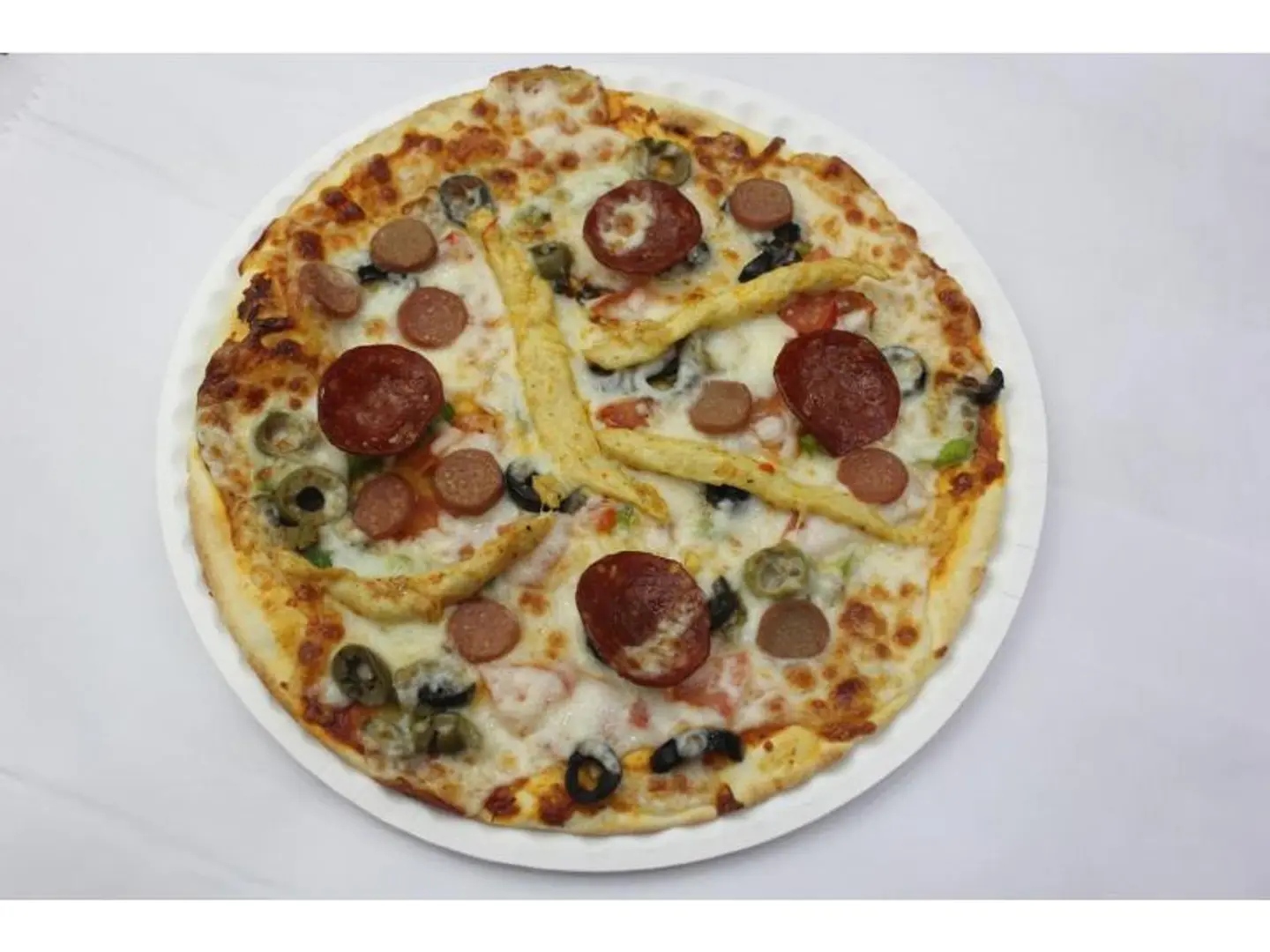 بيتزا بيبروني مع قطع اللحم