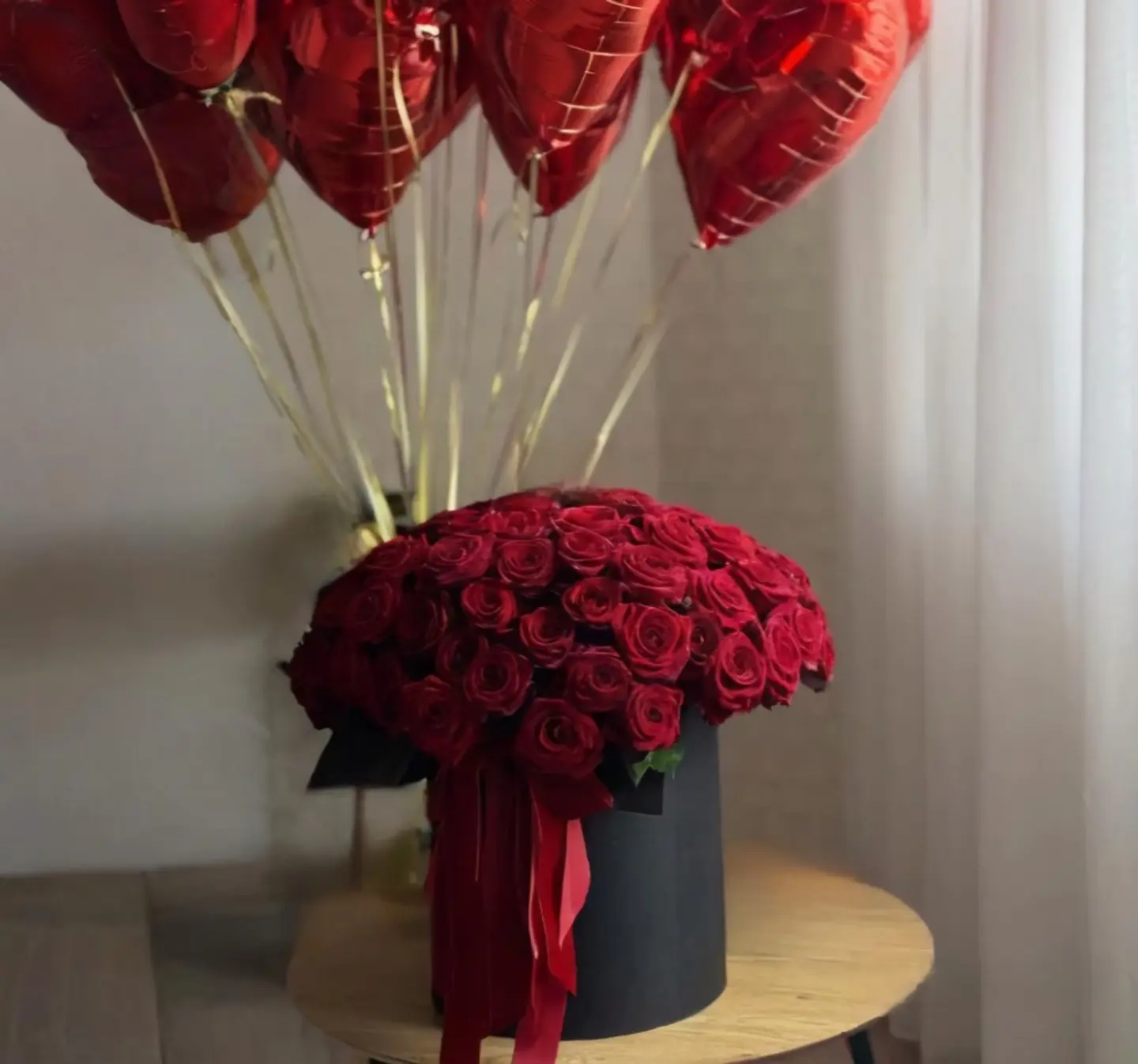 تفاصيل الاحمر