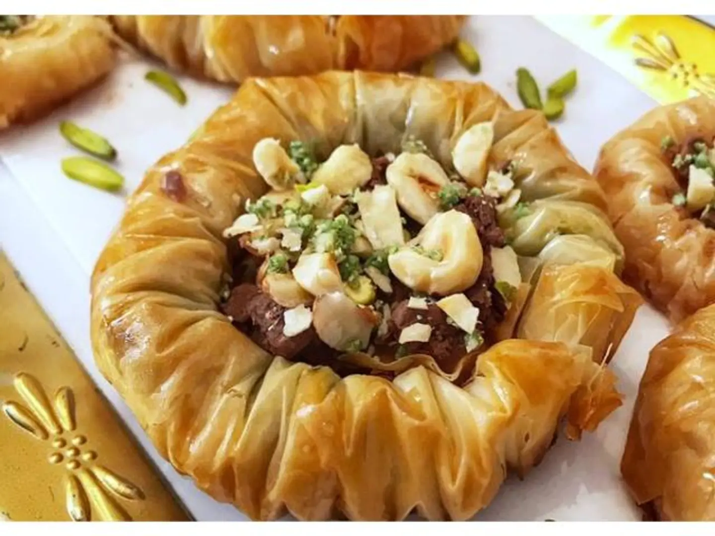 Ash Albulbul With Honey And Chocolate